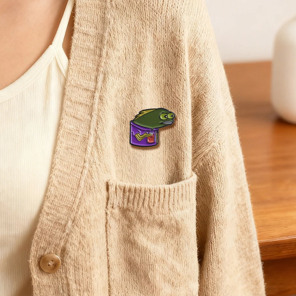 Suspicious Long Neck Fish Tom Pin